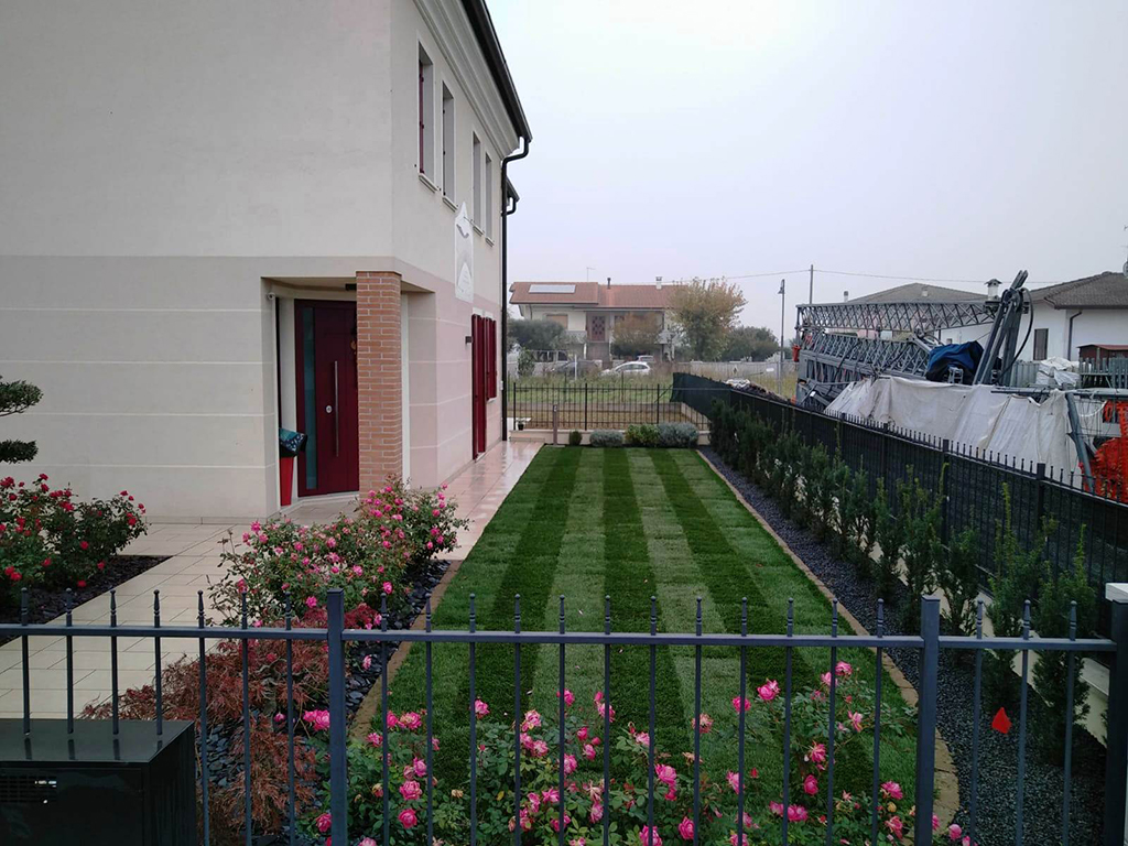 giardino a Vicenza con prato a rotoli graniglie aiuole e rose foto 6