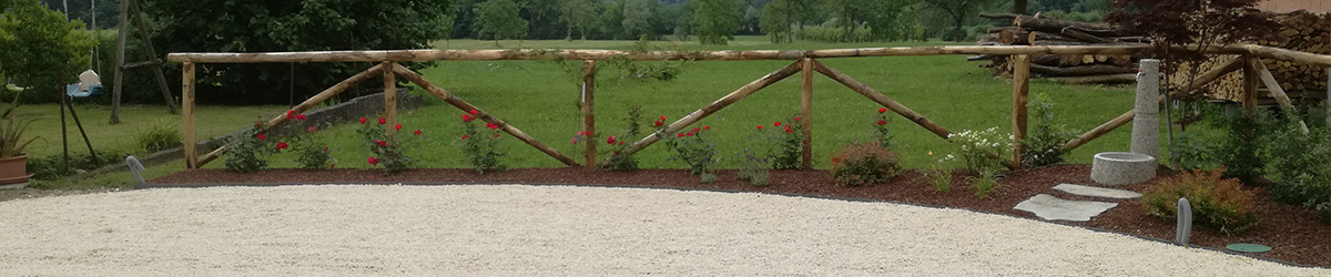 immagine progetto giardino con aiuole, staccionata e area carrabile
