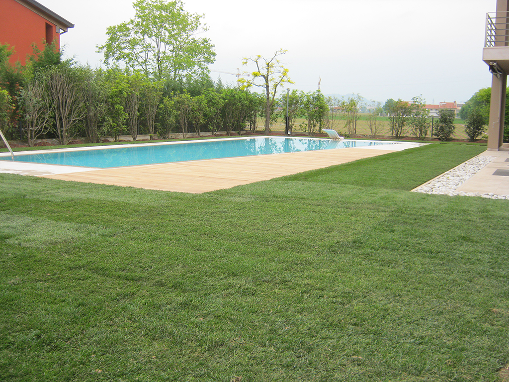 Immagine realizzazione di un giardino con piscina