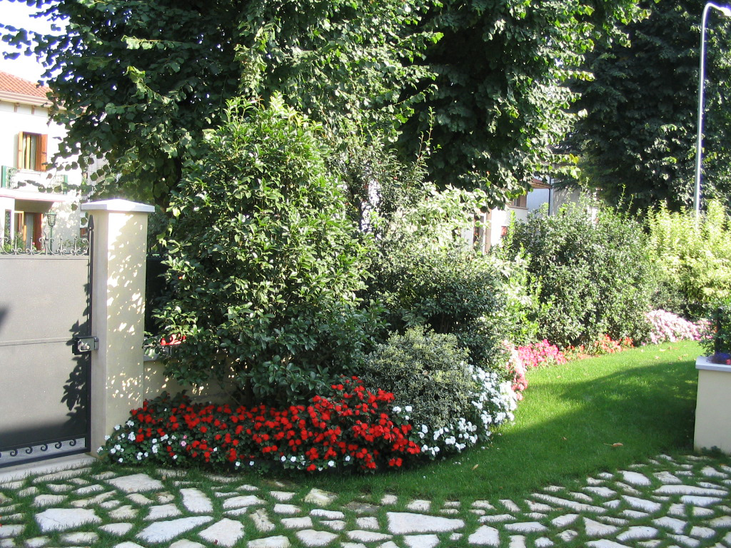 immagine progetto piccolo giardino con fioriture stagionali