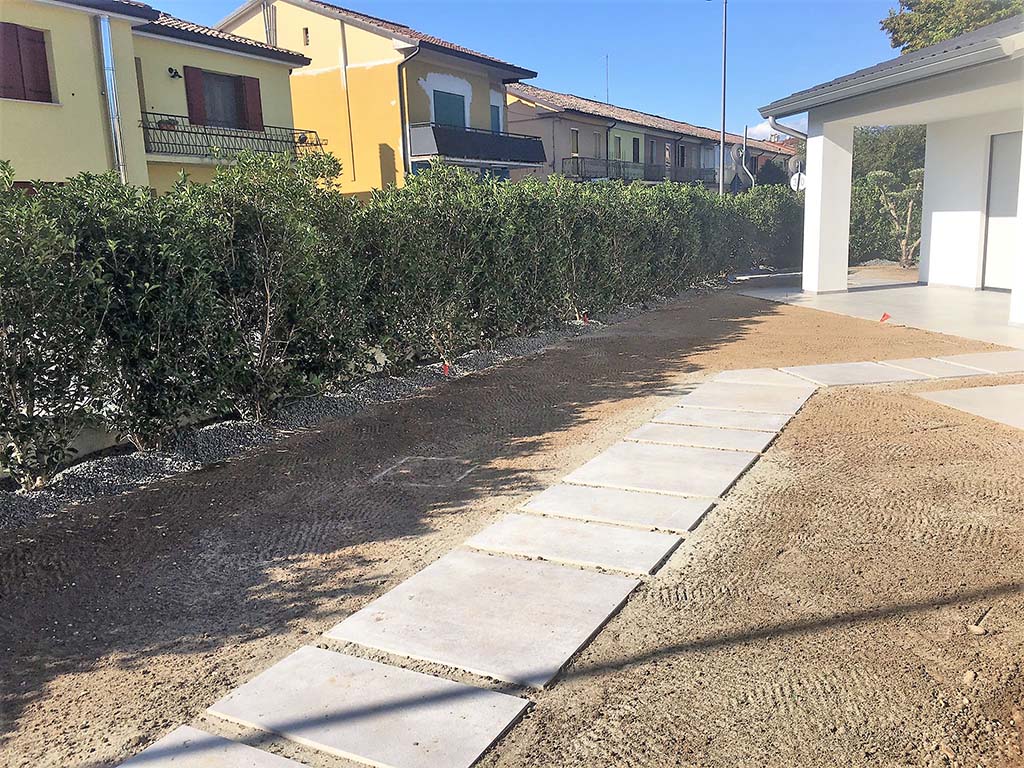 foto realizzazione siepe e prato a rotoli per un giardino a cornuda foto 6
